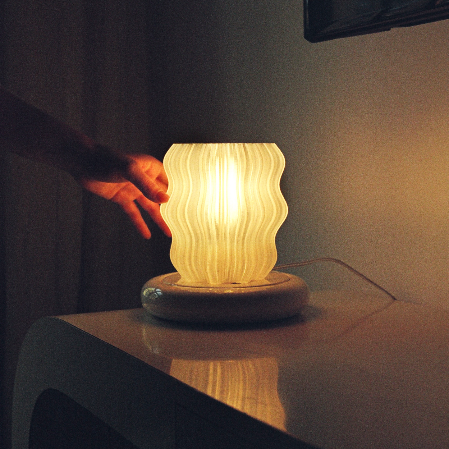 Mini Wavy Cordless Table Lamp – Stylish Bedside Lamp, Sculptural Accent Light for Small Spaces